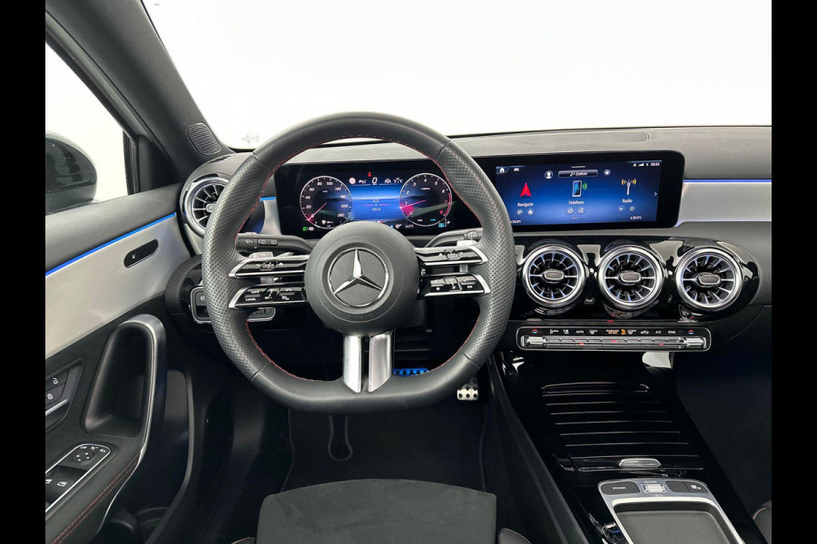Mercedes-Benz A-Klasse 200 AMG Premium Pano ACC Sfeer Camera