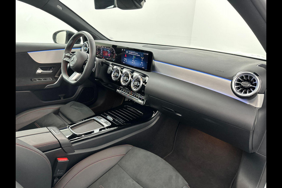 Mercedes-Benz A-Klasse 200 AMG Premium Pano ACC Sfeer Camera