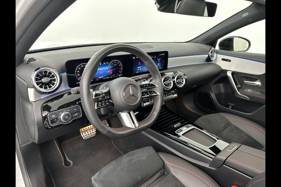 Mercedes-Benz A-Klasse 200 AMG Premium Pano ACC Sfeer Camera