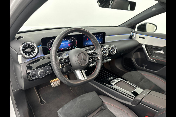 Mercedes-Benz A-Klasse 200 AMG Premium Pano ACC Sfeer Camera