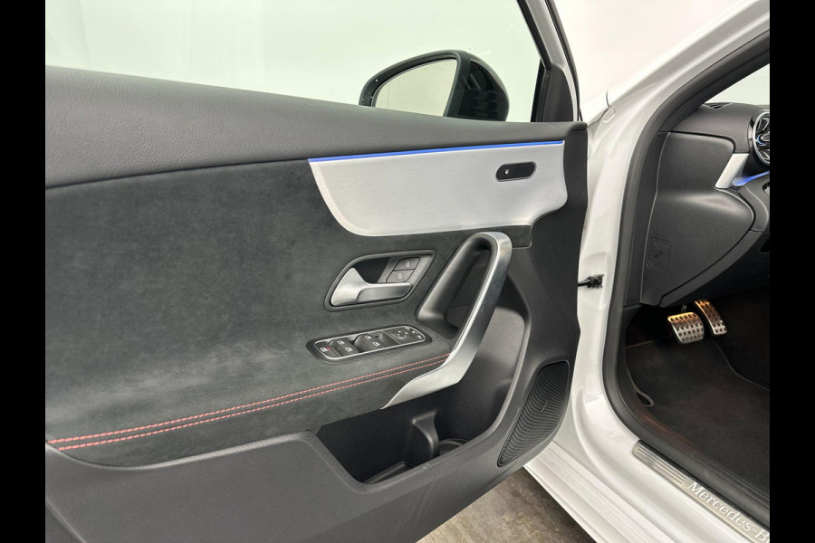 Mercedes-Benz A-Klasse 200 AMG Premium Pano ACC Sfeer Camera