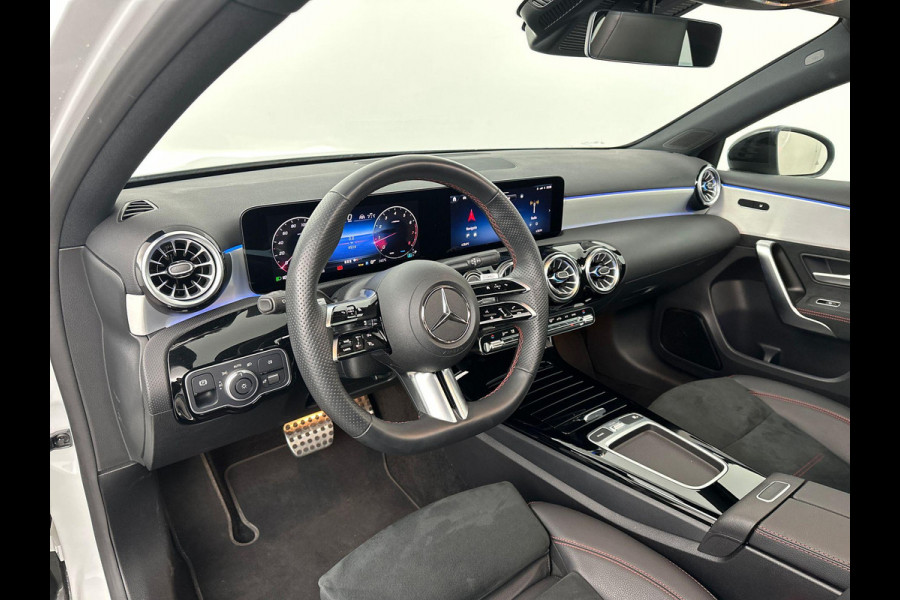 Mercedes-Benz A-Klasse 200 AMG Premium Pano ACC Sfeer Camera