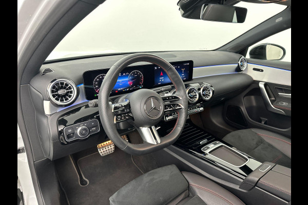 Mercedes-Benz A-Klasse 200 AMG Premium Pano ACC Sfeer Camera