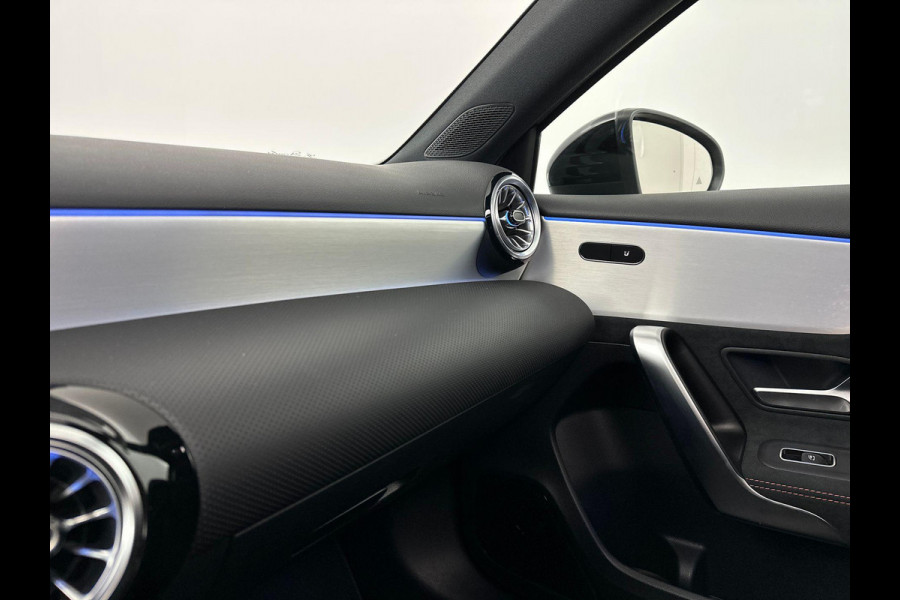 Mercedes-Benz A-Klasse 200 AMG Premium Pano ACC Sfeer Camera
