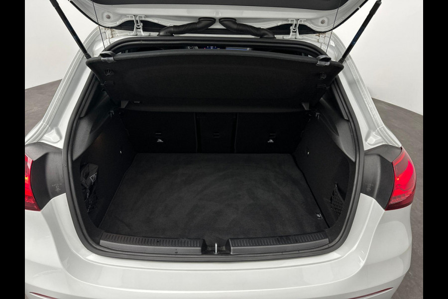 Mercedes-Benz A-Klasse 200 AMG Premium Pano ACC Sfeer Camera