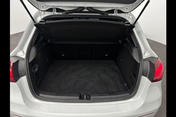 Mercedes-Benz A-Klasse 200 AMG Premium Pano ACC Sfeer Camera
