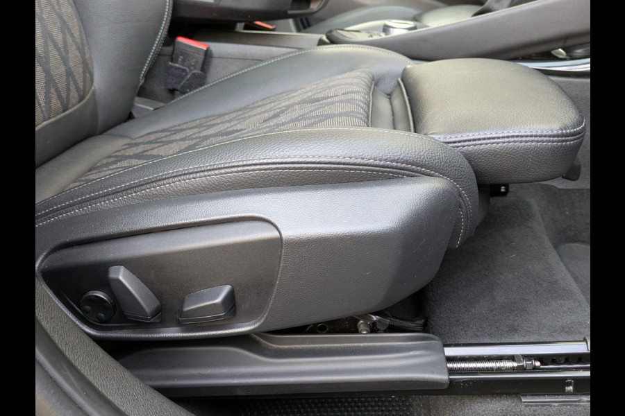 BMW X1 XDrive25e xLine|Panodak|Memory|Sportstoel|Park-Assist|Camera|Stoelverwarming|LED