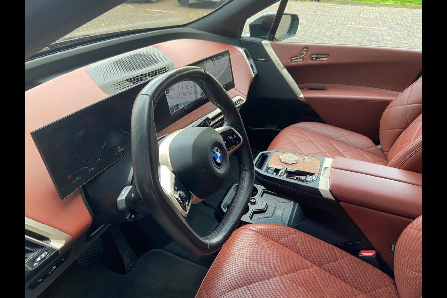 BMW iX XDrive40 M-SPORT/LASER/SKYLOUNGE/MASSAGE