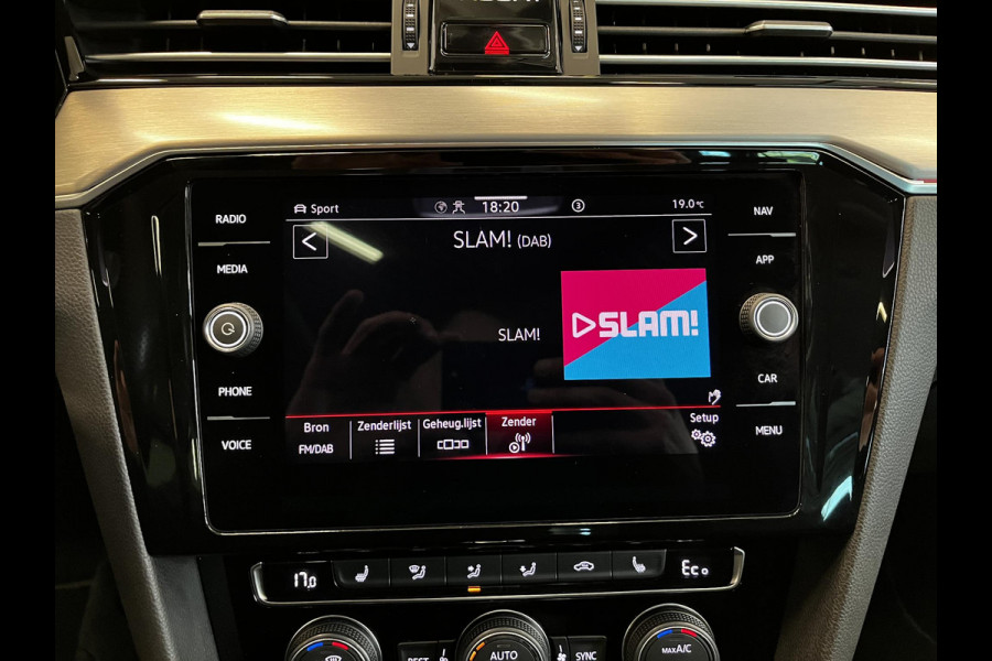 Volkswagen Passat Variant 1.4 TSI PHEV GTE Elegance Panoramadak Trekhaak Navigatie Apple Carplay/Android Auto Camera Parkeersensoren Stoelverwarming Virtual Cockpit Climate Control