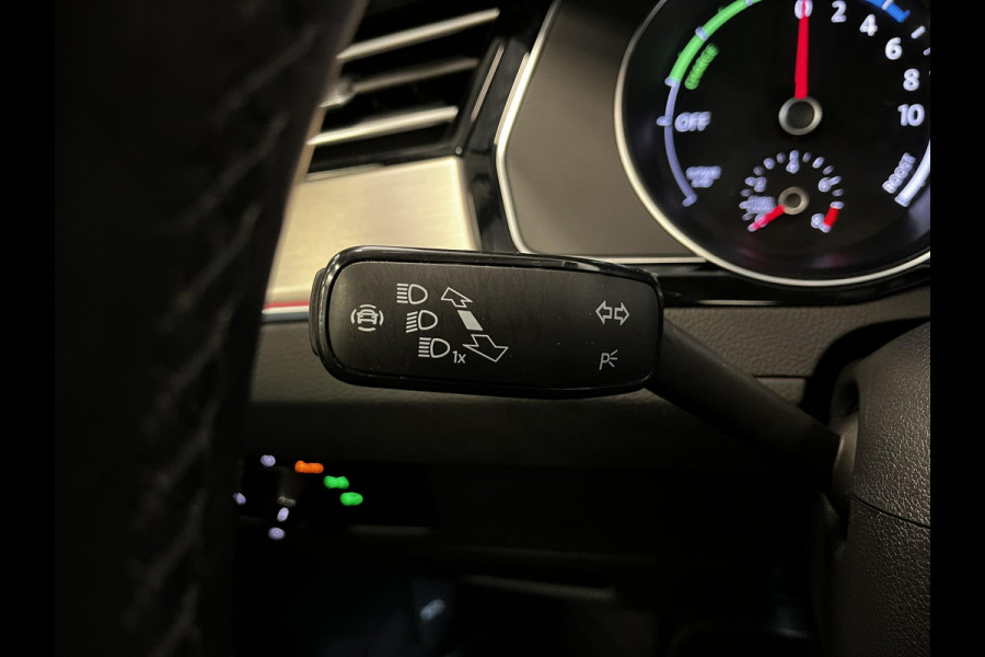 Volkswagen Passat Variant 1.4 TSI PHEV GTE Elegance Panoramadak Trekhaak Navigatie Apple Carplay/Android Auto Camera Parkeersensoren Stoelverwarming Virtual Cockpit Climate Control