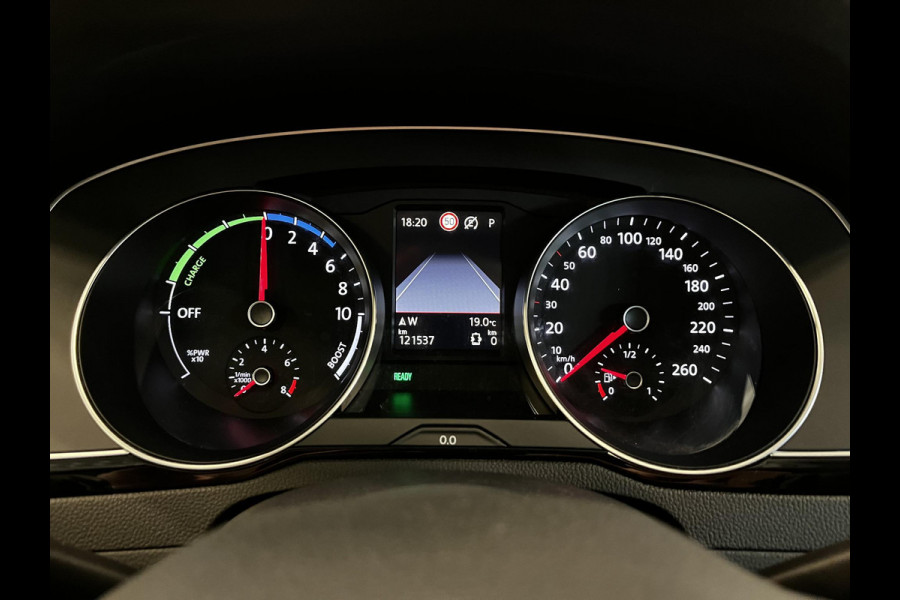 Volkswagen Passat Variant 1.4 TSI PHEV GTE Elegance Panoramadak Trekhaak Navigatie Apple Carplay/Android Auto Camera Parkeersensoren Stoelverwarming Virtual Cockpit Climate Control