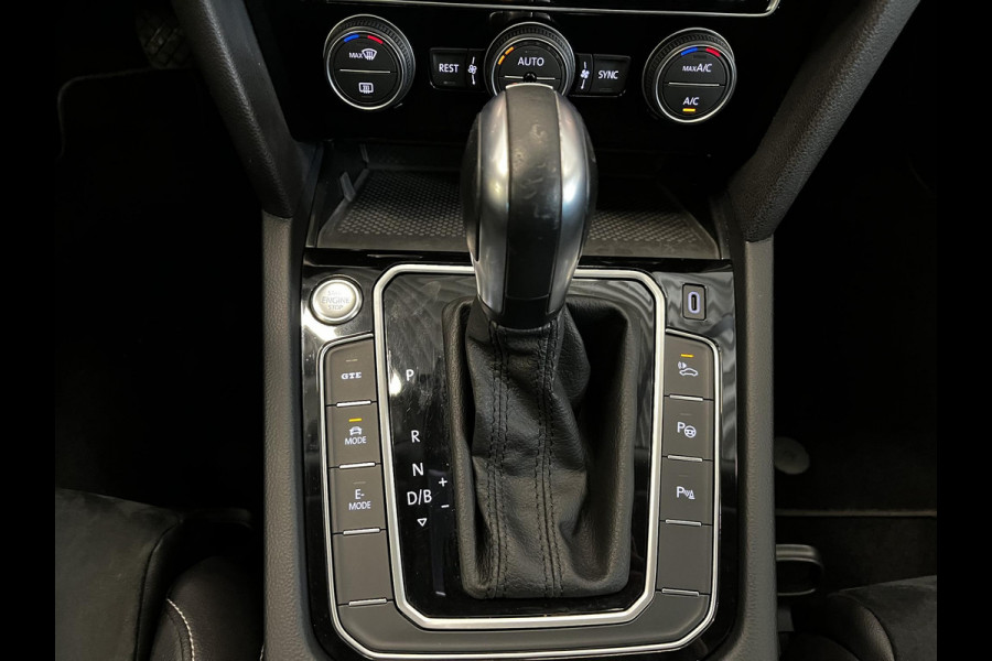Volkswagen Passat Variant 1.4 TSI PHEV GTE Elegance Panoramadak Trekhaak Navigatie Apple Carplay/Android Auto Camera Parkeersensoren Stoelverwarming Virtual Cockpit Climate Control