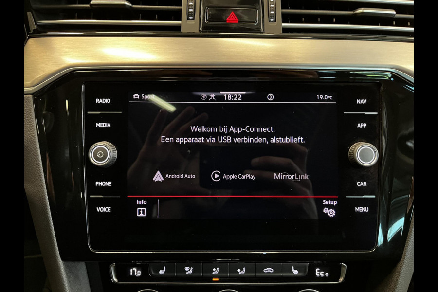 Volkswagen Passat Variant 1.4 TSI PHEV GTE Elegance Panoramadak Trekhaak Navigatie Apple Carplay/Android Auto Camera Parkeersensoren Stoelverwarming Virtual Cockpit Climate Control