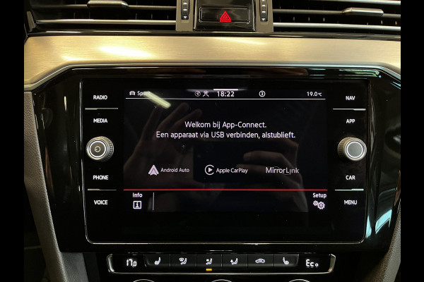 Volkswagen Passat Variant 1.4 TSI PHEV GTE Elegance Panoramadak Trekhaak Navigatie Apple Carplay/Android Auto Camera Parkeersensoren Stoelverwarming Virtual Cockpit Climate Control