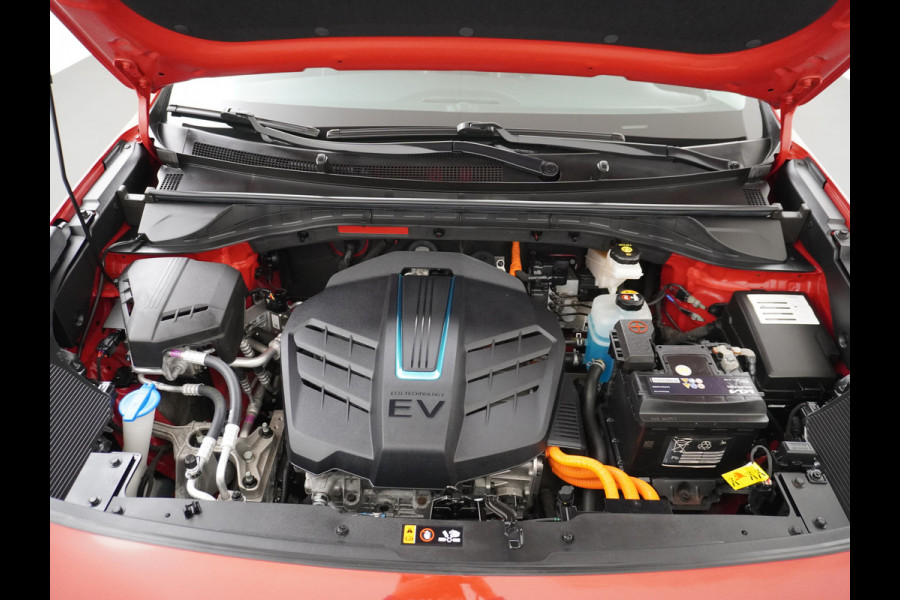 Kia e-Niro 64kWh 204PK Executive-Line Warmtepomp Apple Carplay Android Auto Navi Ecc Leder Camera Adaptieve Cruise Control DAB Pdc Stoel Ve Keyless Led Achterbank+Stuur Verwarming Dodehoek assistent Regen-Lichtsensor JBL-Soundsystem Bluetooth Draadloze tel.lader Lmv 18" 1e Eigenaar! Krachtige en zuinige aandrijflijn met grote accu! 46.000 euro nieuw