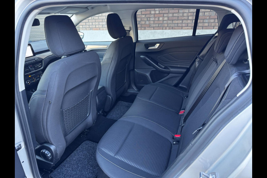 Ford FOCUS Wagon 1.5 Titanium / 150 PK / Trekhaak / Navigatie / Climate Control / PDC voor + Achter / NED-Focus