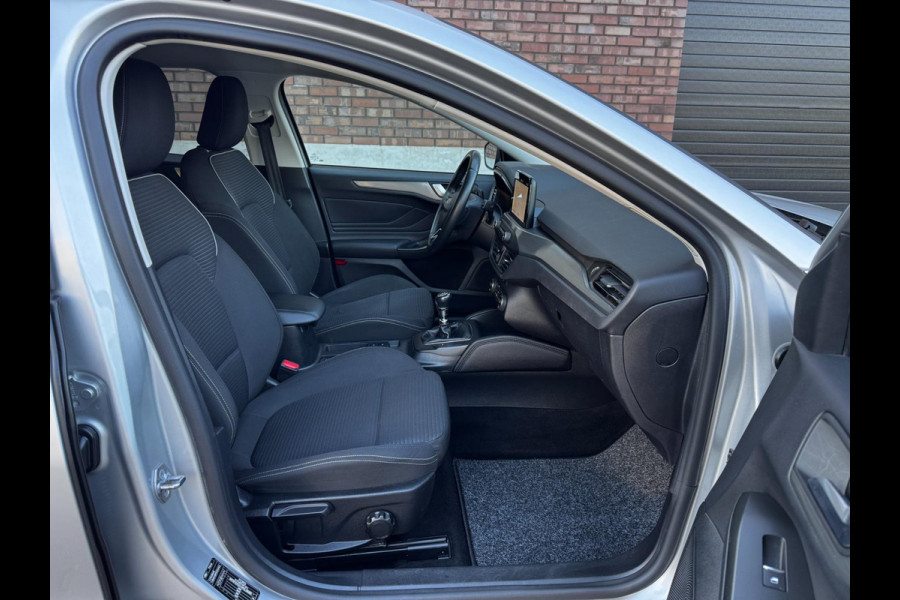 Ford FOCUS Wagon 1.5 Titanium / 150 PK / Trekhaak / Navigatie / Climate Control / PDC voor + Achter / NED-Focus