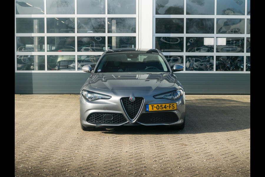 Alfa Romeo Giulia 2.0 Turbo Aut. 280pk AWD Veloce | Schuif/Kanteldak | Stoel- en Stuurverwarming | 18" | Xenon | Flippers
