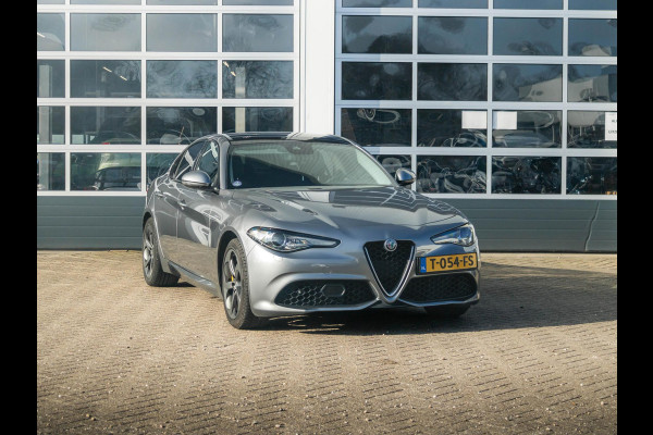 Alfa Romeo Giulia 2.0 Turbo Aut. 280pk AWD Veloce | Schuif/Kanteldak | Stoel- en Stuurverwarming | 18" | Xenon | Flippers