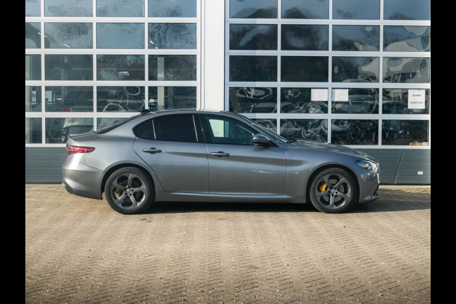 Alfa Romeo Giulia 2.0 Turbo Aut. 280pk AWD Veloce | Schuif/Kanteldak | Stoel- en Stuurverwarming | 18" | Xenon | Flippers