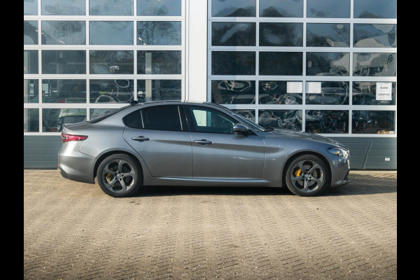 Alfa Romeo Giulia 2.0 Turbo Aut. 280pk AWD Veloce | Schuif/Kanteldak | Stoel- en Stuurverwarming | 18" | Xenon | Flippers