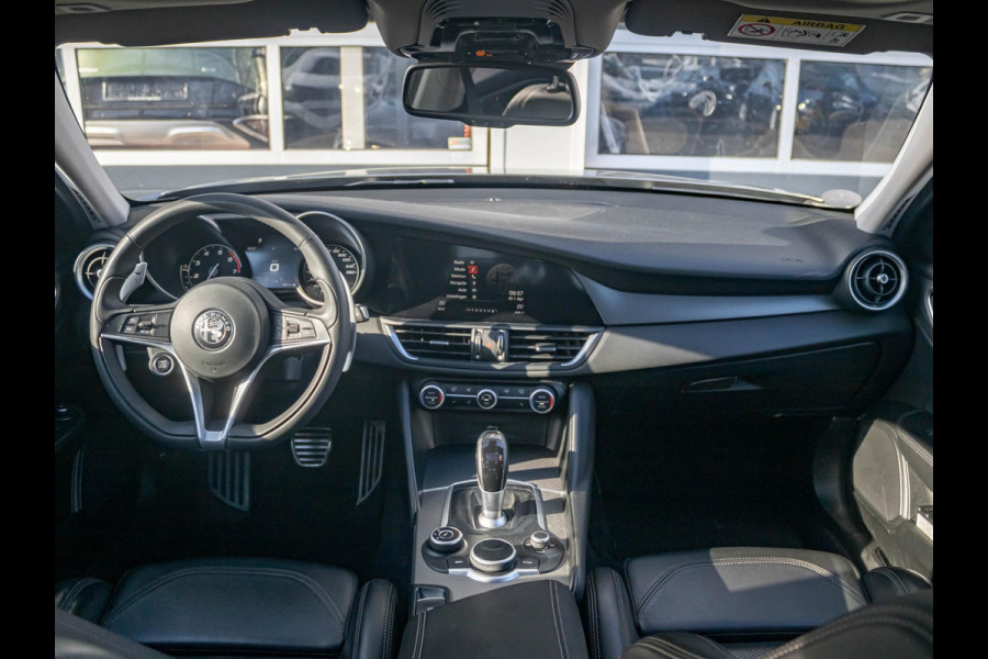 Alfa Romeo Giulia 2.0 Turbo Aut. 280pk AWD Veloce | Schuif/Kanteldak | Stoel- en Stuurverwarming | 18" | Xenon | Flippers