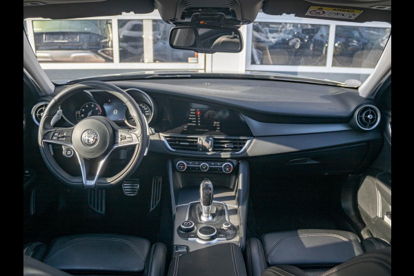 Alfa Romeo Giulia 2.0 Turbo Aut. 280pk AWD Veloce | Schuif/Kanteldak | Stoel- en Stuurverwarming | 18" | Xenon | Flippers