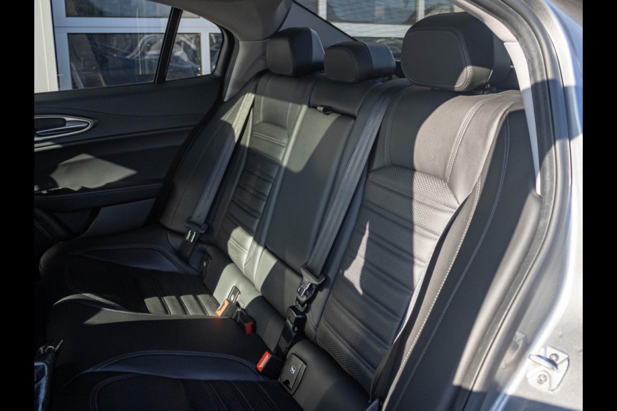 Alfa Romeo Giulia 2.0 Turbo Aut. 280pk AWD Veloce | Schuif/Kanteldak | Stoel- en Stuurverwarming | 18" | Xenon | Flippers