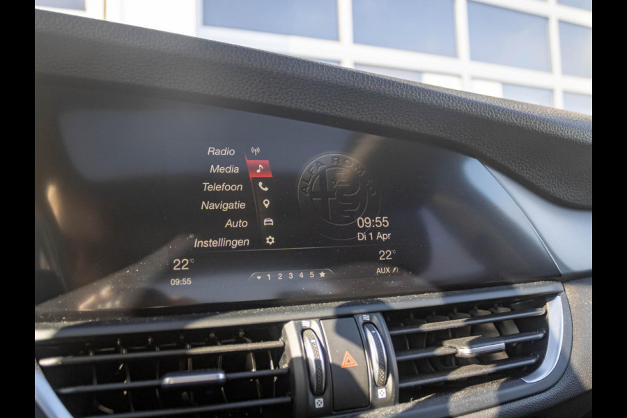 Alfa Romeo Giulia 2.0 Turbo Aut. 280pk AWD Veloce | Schuif/Kanteldak | Stoel- en Stuurverwarming | 18" | Xenon | Flippers