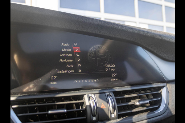 Alfa Romeo Giulia 2.0 Turbo Aut. 280pk AWD Veloce | Schuif/Kanteldak | Stoel- en Stuurverwarming | 18" | Xenon | Flippers