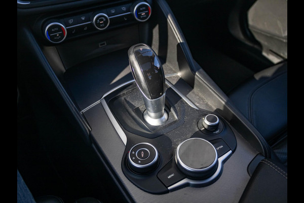 Alfa Romeo Giulia 2.0 Turbo Aut. 280pk AWD Veloce | Schuif/Kanteldak | Stoel- en Stuurverwarming | 18" | Xenon | Flippers