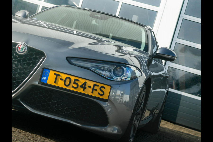 Alfa Romeo Giulia 2.0 Turbo Aut. 280pk AWD Veloce | Schuif/Kanteldak | Stoel- en Stuurverwarming | 18" | Xenon | Flippers