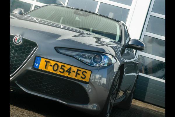 Alfa Romeo Giulia 2.0 Turbo Aut. 280pk AWD Veloce | Schuif/Kanteldak | Stoel- en Stuurverwarming | 18" | Xenon | Flippers
