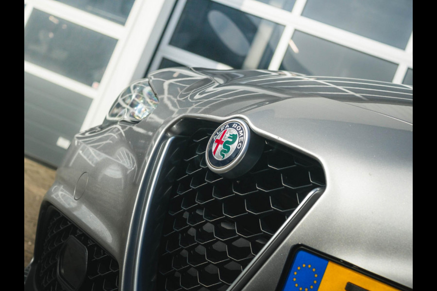 Alfa Romeo Giulia 2.0 Turbo Aut. 280pk AWD Veloce | Schuif/Kanteldak | Stoel- en Stuurverwarming | 18" | Xenon | Flippers