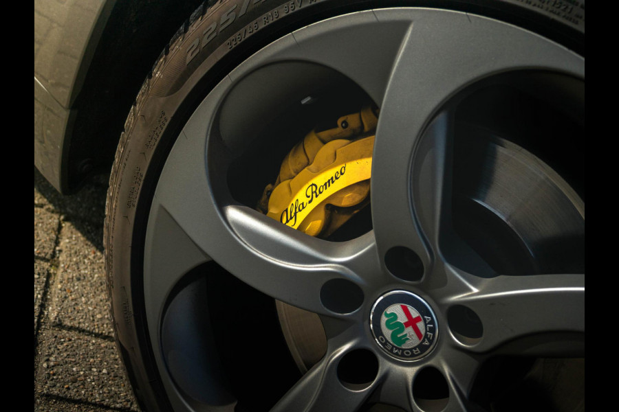 Alfa Romeo Giulia 2.0 Turbo Aut. 280pk AWD Veloce | Schuif/Kanteldak | Stoel- en Stuurverwarming | 18" | Xenon | Flippers