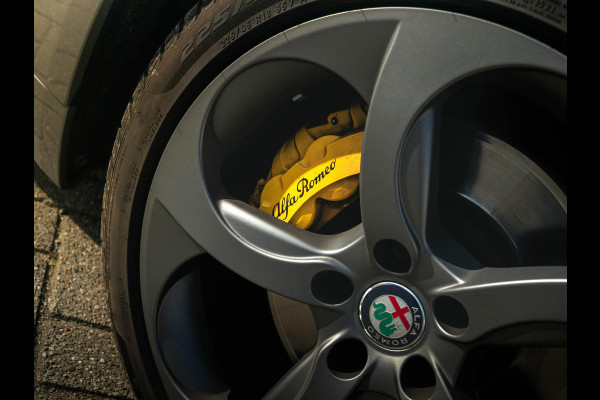 Alfa Romeo Giulia 2.0 Turbo Aut. 280pk AWD Veloce | Schuif/Kanteldak | Stoel- en Stuurverwarming | 18" | Xenon | Flippers