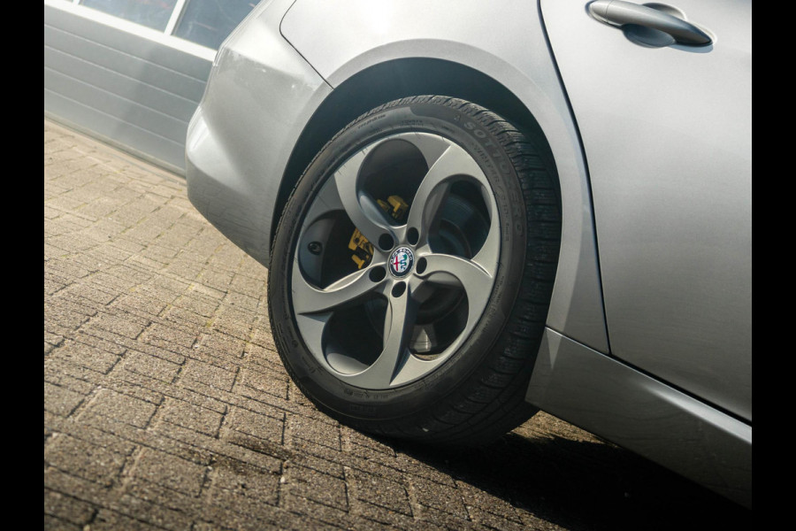 Alfa Romeo Giulia 2.0 Turbo Aut. 280pk AWD Veloce | Schuif/Kanteldak | Stoel- en Stuurverwarming | 18" | Xenon | Flippers