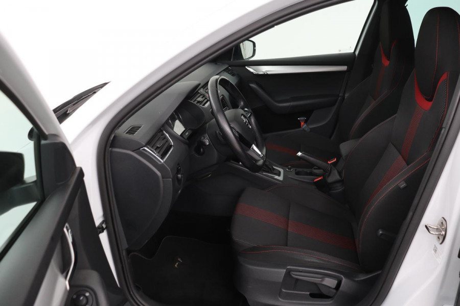Škoda Octavia 1.5 TSI Sport | Carplay | Sportstoelen | Trekhaak | Navigatie | DAB | Climate control | PDC | Cruise control | Sportstuur