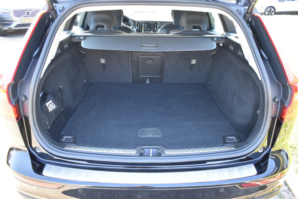 Volvo V60 T6 340 PK Recharge AWD Business Pro | Trekhaak | ACC | Blis | Camera | 18"LMV | Stoelverwarming | Stuurverwarming