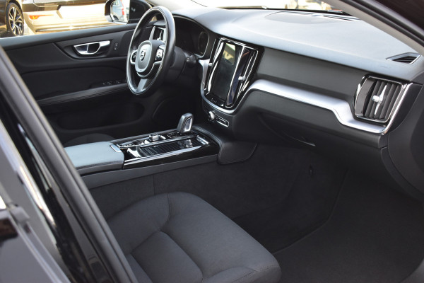 Volvo V60 T6 340 PK Recharge AWD Business Pro | Trekhaak | ACC | Blis | Camera | 18"LMV | Stoelverwarming | Stuurverwarming