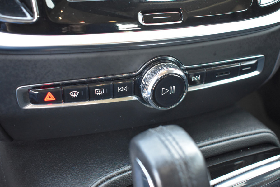 Volvo V60 T6 340 PK Recharge AWD Business Pro | Trekhaak | ACC | Blis | Camera | 18"LMV | Stoelverwarming | Stuurverwarming