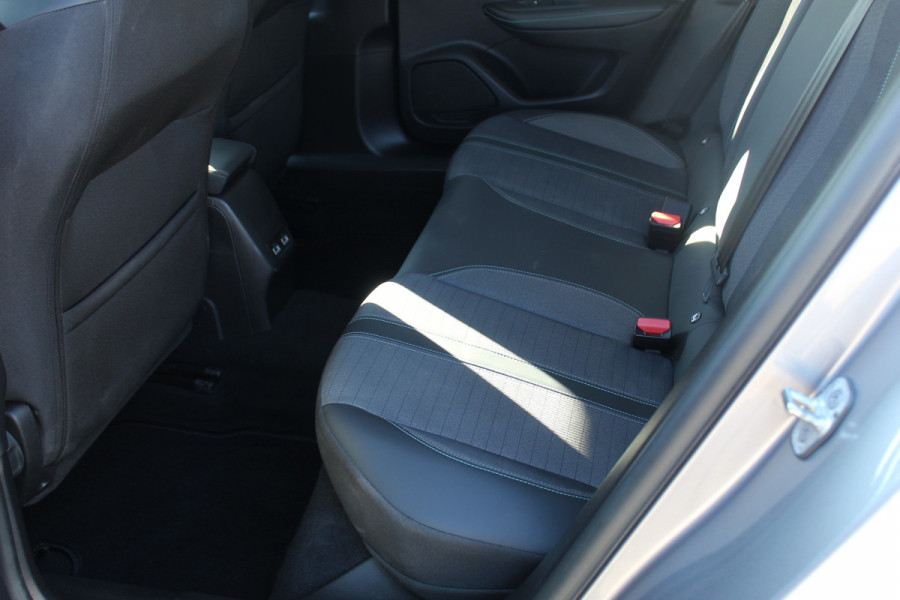Peugeot 2008 1.2-130pk PureTech Allure AUTOMAAT. , Hoge zit Zo goed als nieuw, slechts 7.500km ! Navigatie, airco, telefoonvoorb. metallic lak, LM wielen, Isofix, Apple Carplay/Android auto etc, etc.