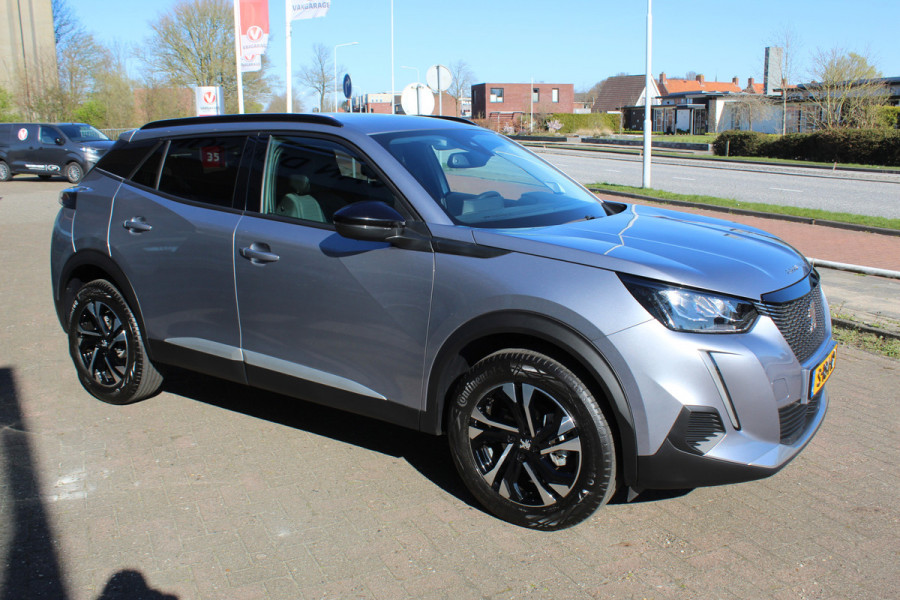 Peugeot 2008 1.2-130pk PureTech Allure AUTOMAAT. , Hoge zit Zo goed als nieuw, slechts 7.500km ! Navigatie, airco, telefoonvoorb. metallic lak, LM wielen, Isofix, Apple Carplay/Android auto etc, etc.