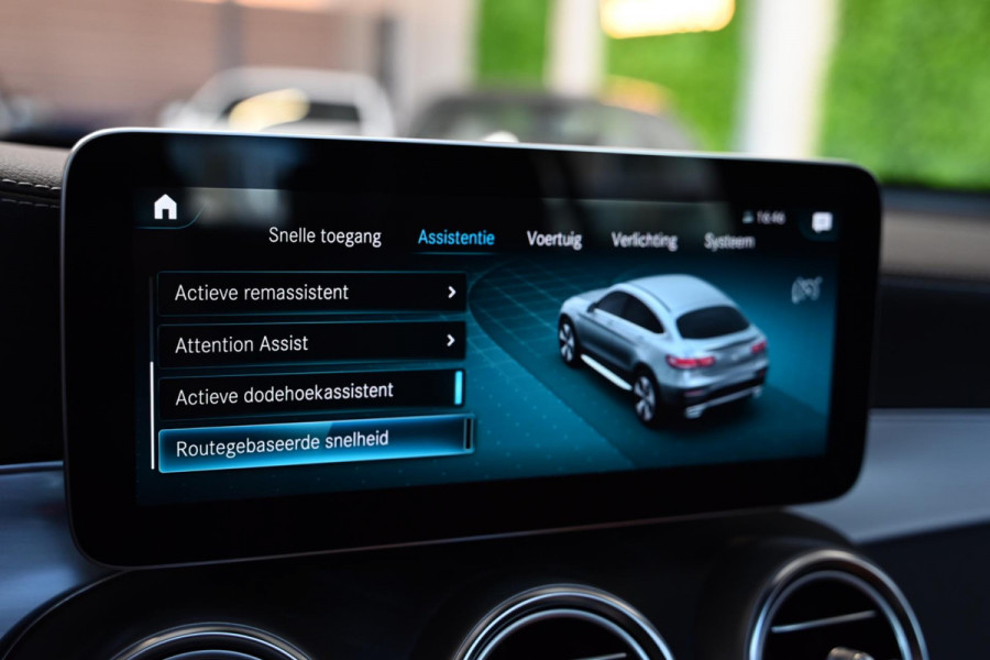Mercedes-Benz GLC Coupé 300e 4MATIC AMG - Distronic+ - 360 Camera - Keyless Entry - Schuifdak - CarPlay -