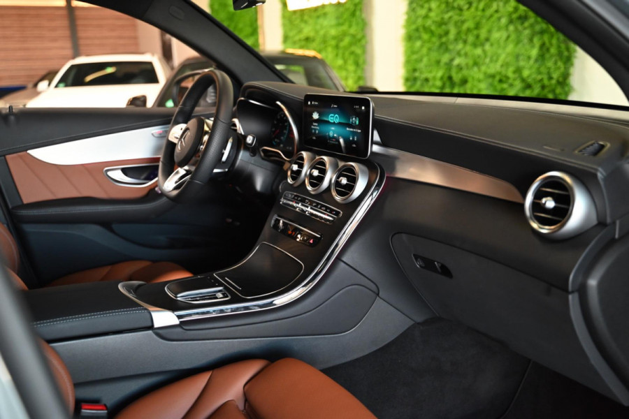 Mercedes-Benz GLC Coupé 300e 4MATIC AMG - Distronic+ - 360 Camera - Keyless Entry - Schuifdak - CarPlay -