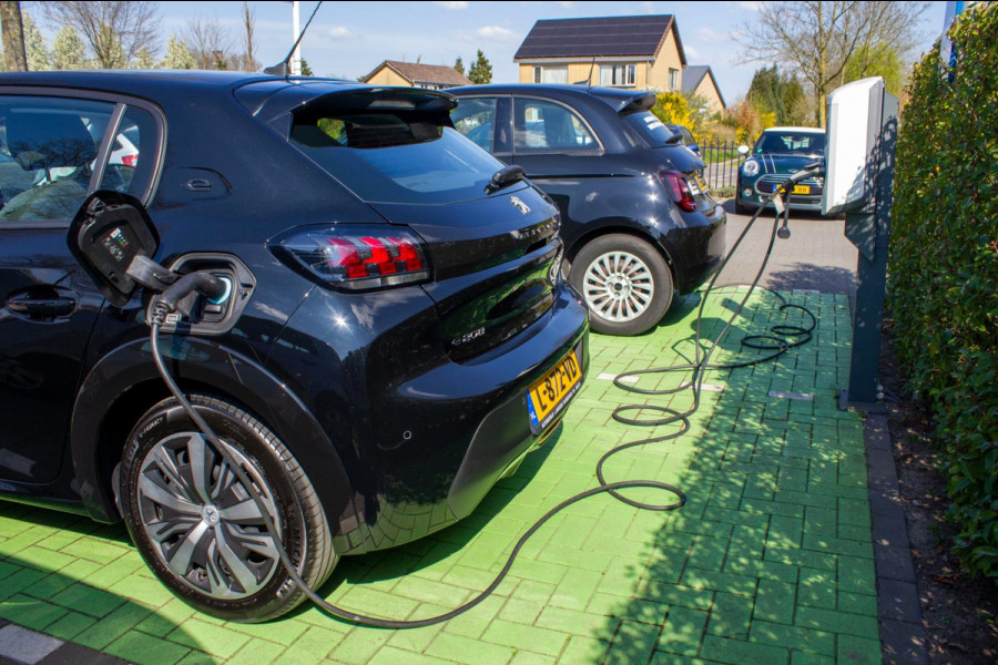 Peugeot e-208 EV Active 50 kWh | Prijs rijklaar incl. 12 mnd garantie | Navi Camera Lane-Assist Bluetooth App-connect