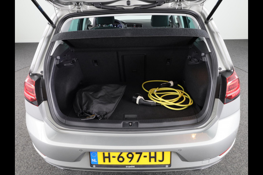 Volkswagen e-Golf E-DITION 136 pk | Navigatie | Warmtepomp | Parkeersensoren | Achteruitrijcamera | Adaptieve cruise control | Active Info Display |