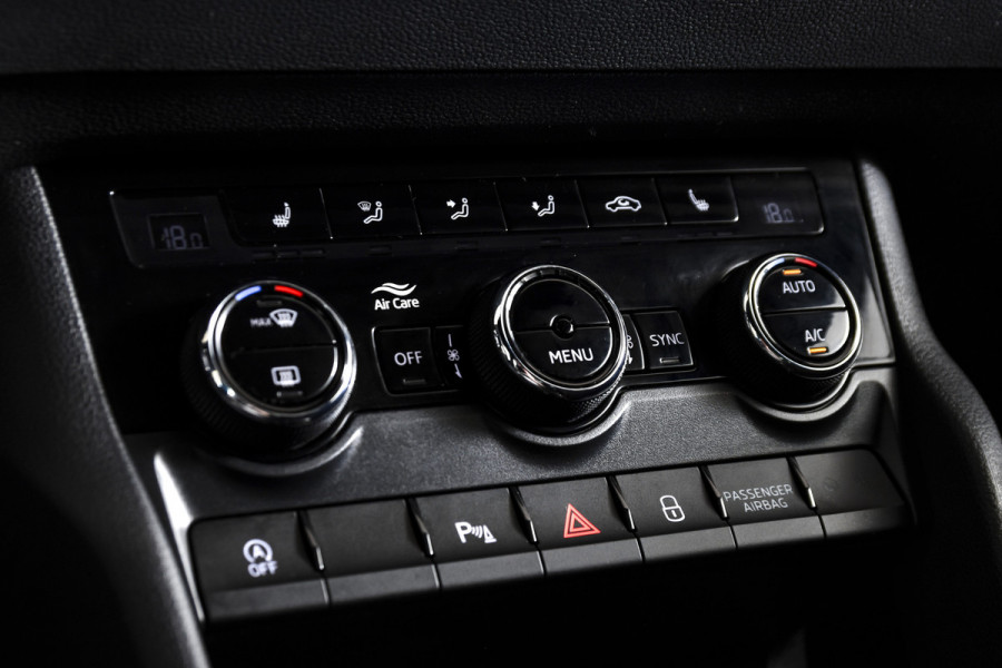 Škoda Karoq 1.5 TSI ACT 150 PK Sportline Business - Automaat | Dig. Cockpit | Adapt. Cruise | Stoel-Stuurverw. | PDC | Camera | NAV + App. Connect | ECC | DAB | Elek. Klep | Afn. Trekhaak | LM 19" |