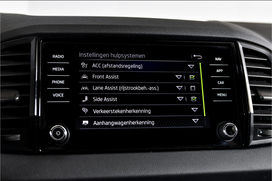 Škoda Karoq 1.5 TSI ACT 150 PK Sportline Business - Automaat | Dig. Cockpit | Adapt. Cruise | Stoel-Stuurverw. | PDC | Camera | NAV + App. Connect | ECC | DAB | Elek. Klep | Afn. Trekhaak | LM 19" |