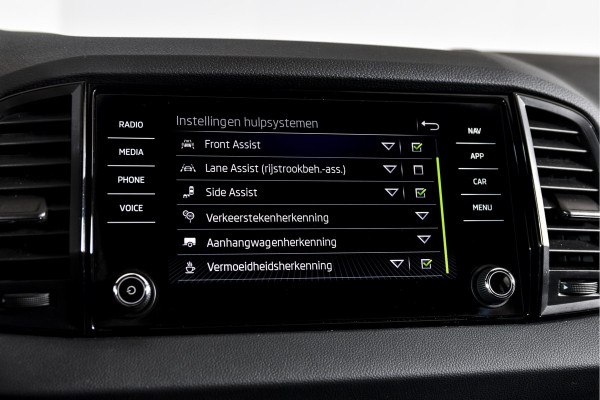 Škoda Karoq 1.5 TSI ACT 150 PK Sportline Business - Automaat | Dig. Cockpit | Adapt. Cruise | Stoel-Stuurverw. | PDC | Camera | NAV + App. Connect | ECC | DAB | Elek. Klep | Afn. Trekhaak | LM 19" |